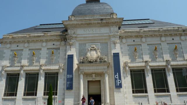 Devanture du musée Denys-Puech avec ses médaillons et ses chiens jaunes