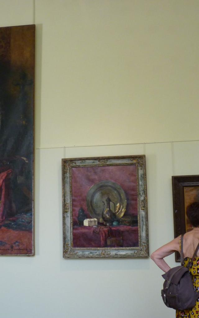 Personnes admirant les tableaux de Maurice Bompard au musée Denys-Puech