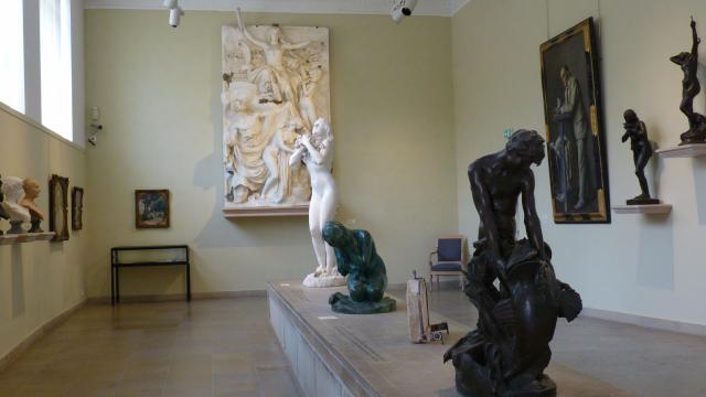 Salle principale du musée Denys-Puech avec ses sculptures de différentes tailles et matériau