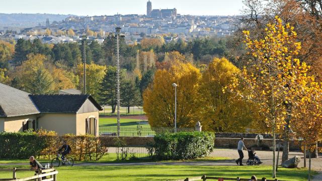 Jeux pour enfants à Vabre avec vue sur la cathédrale