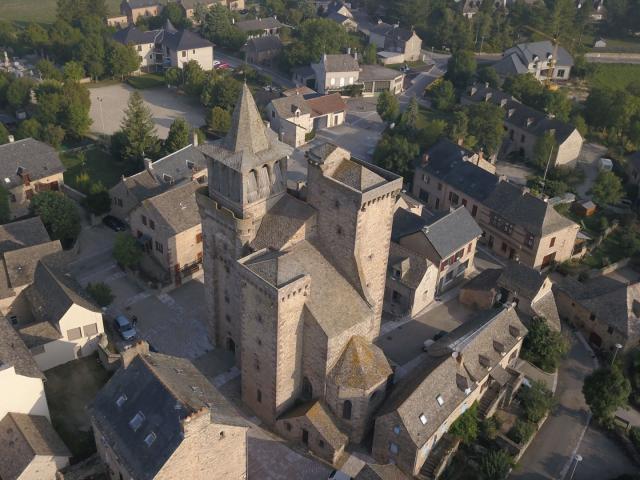 Vue aérienne de l'église de Sainte-Radegonde et son clocher, au coeur du village