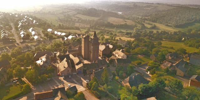 Vue du village et de l'église de Sainte-Radegonde