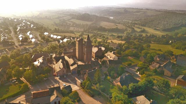 Vue du village et de l'église de Sainte-Radegonde