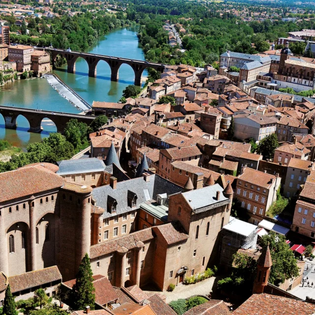 Vue sur les deux ponts qui traversent la rivière du Tarn, Palais de la Berbie et maisons typiques de briques rouges dans le centre d'Albi