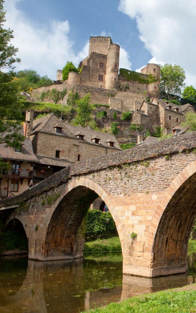 Vue sur le pont et le château de Belcastel