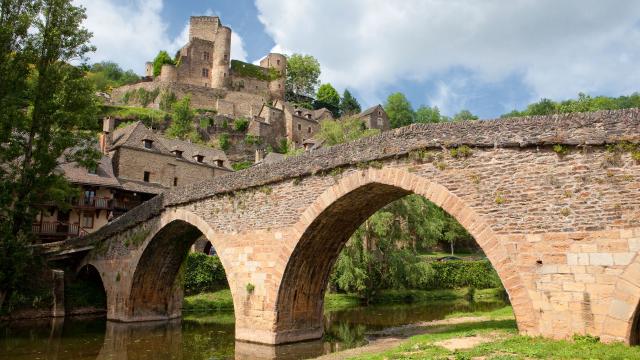 Vue sur le pont et le château de Belcastel