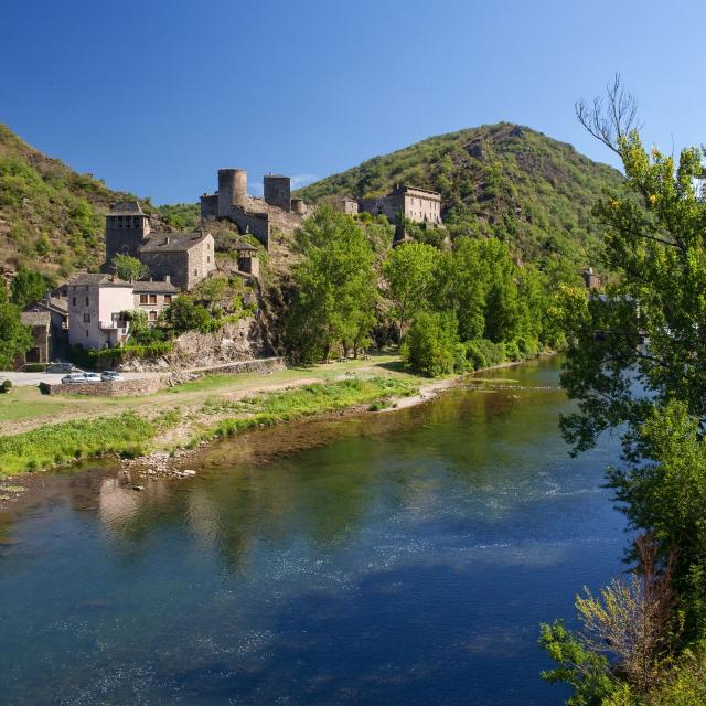 Brousse-le-Château au bord de la rivière