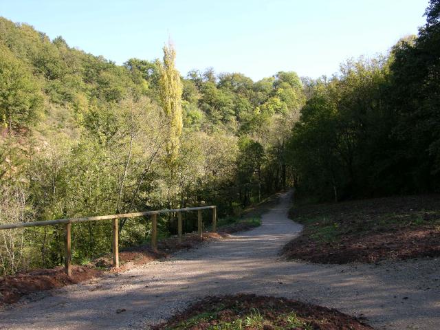 Chemin au bord de la Briane au Monastère