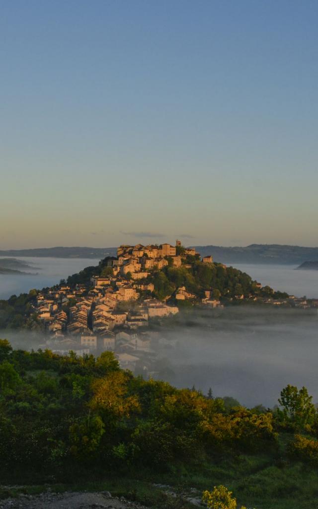 Cordes sur Ciel au-dessus des nuages