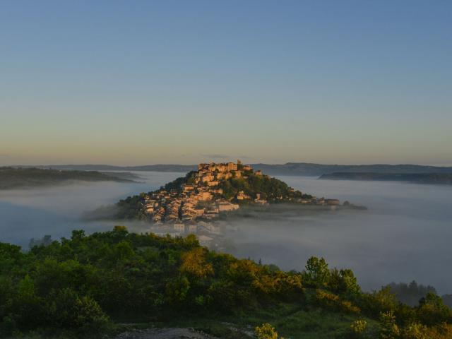 Cordes sur Ciel au-dessus des nuages