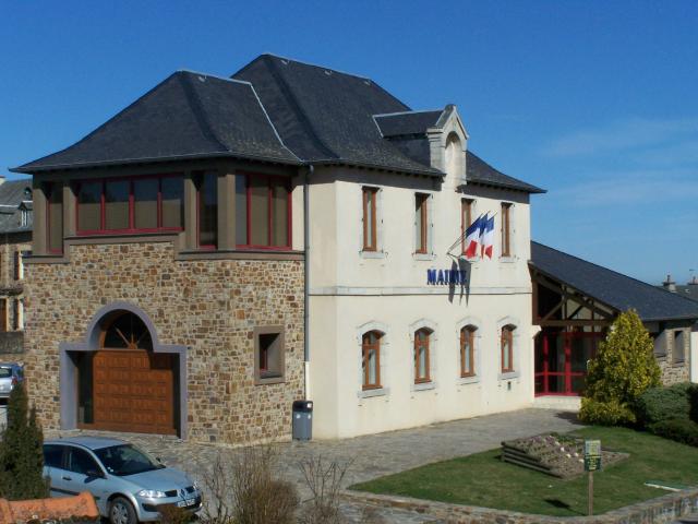 Mairie de Luc-la-Primaube avec le drapeau français