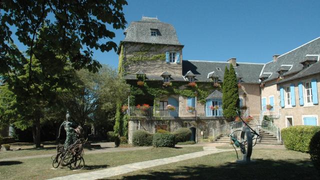 Sculpures en fer devant la mairie de Sébazac-Concourès