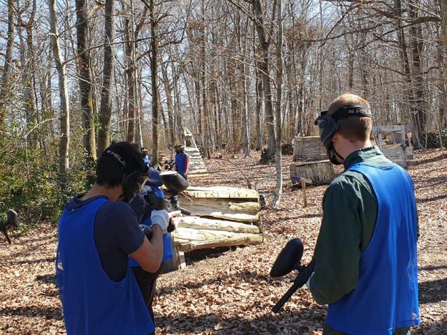 Partie de Paintball en forêt