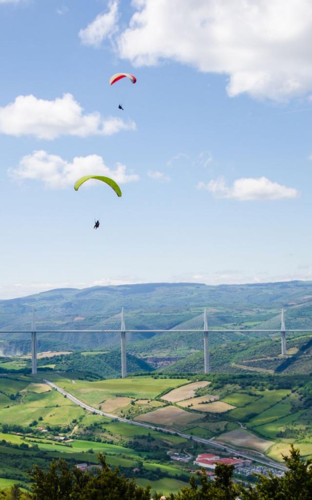 Parapentes au-dessus du Viaduc de Millau