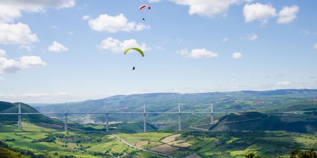 Parapentes au-dessus du Viaduc de Millau