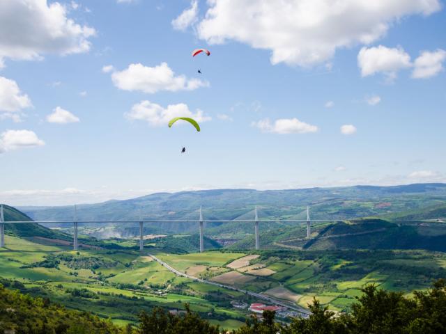 Parapentes au-dessus du Viaduc de Millau