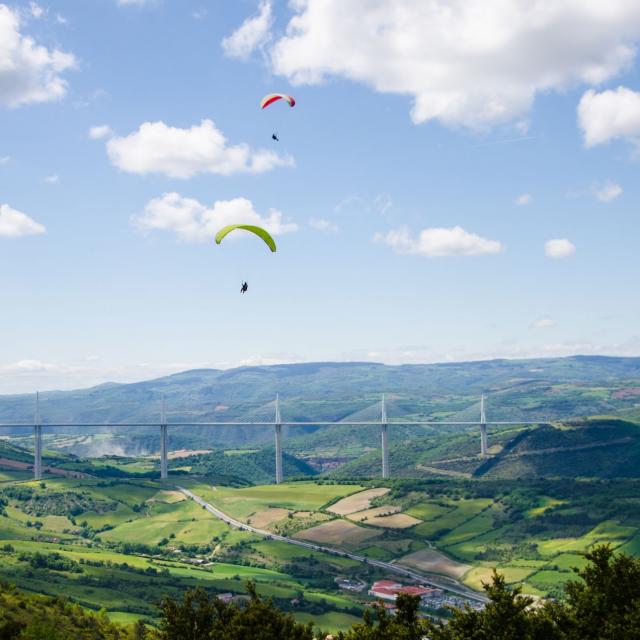 Parapentes au-dessus du Viaduc de Millau