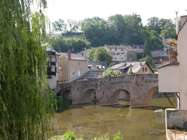 Pont vieux et sa croix de pierre enjambant la rivière Aveyron dans la village du Monastère