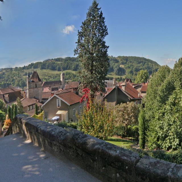 Vue sur les toits de Figeac depuis une place en hauteur avec un muret