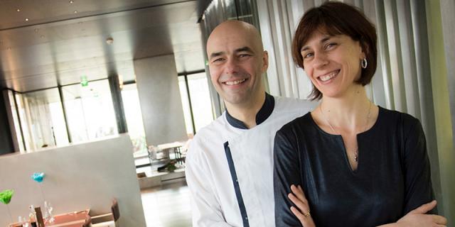 Le couple Pascale et Christophe Chaillou dans la salle de restaurant du Café Bras