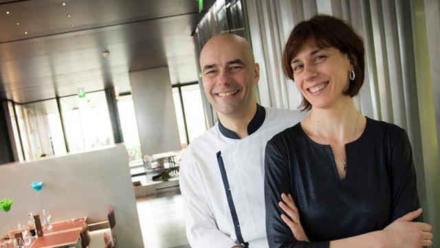 Le couple Pascale et Christophe Chaillou dans la salle de restaurant du Café Bras