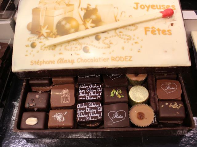 Coffret de chocolats Alary dont un avec l'écriture Rodez dans un cœur