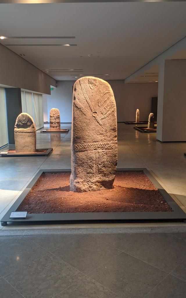 Statue-menhir avec un baudrier