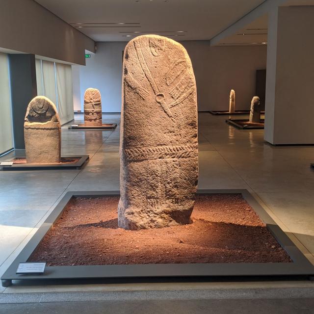 Statue-menhir avec un baudrier