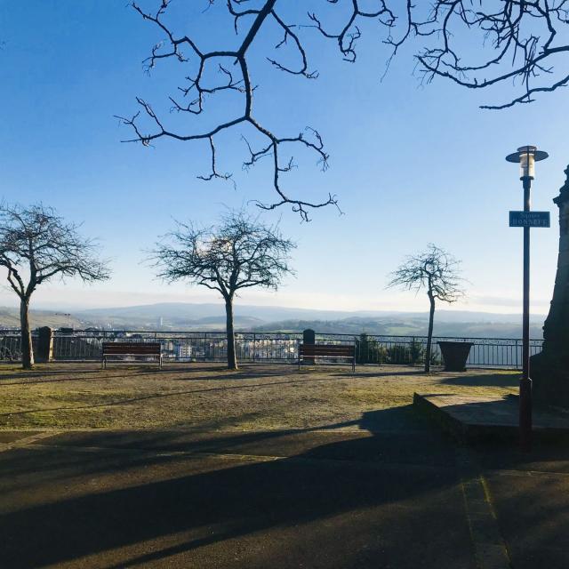 Square Bonnefé avec le buste en bronze du docteur Bonnefé devant son autel en pierre, avec son esplanade sableuse et ses bancs installés entre des arbres ace à la vue dégagée sur les alentours de Rodez