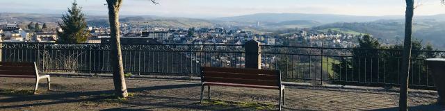 Vue sur les montagnes alentours de Rodez, depuis le square Bonnefé, avec ses bancs en bois