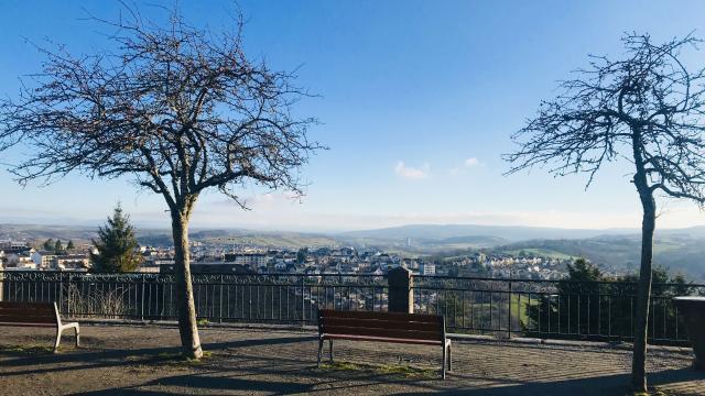 Vue sur les montagnes alentours de Rodez, depuis le square Bonnefé, avec ses bancs en bois