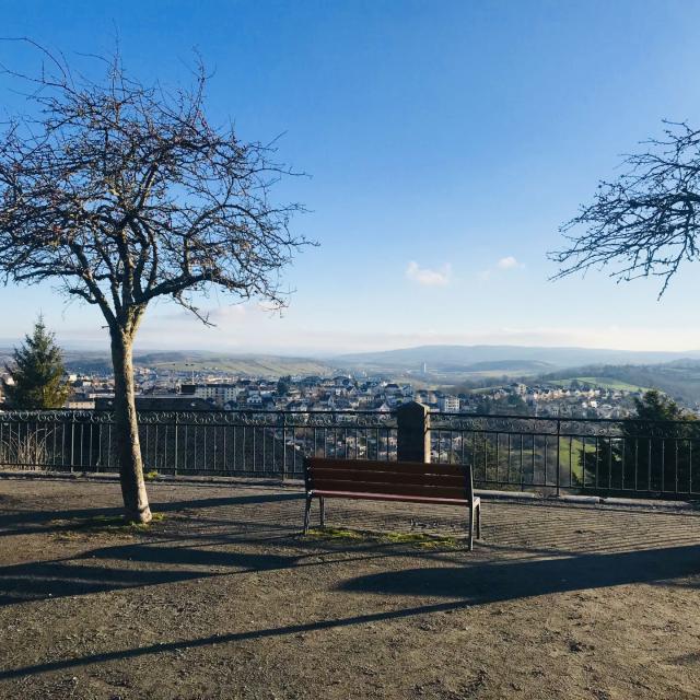 Vue sur les montagnes alentours de Rodez, depuis le square Bonnefé, avec ses bancs en bois