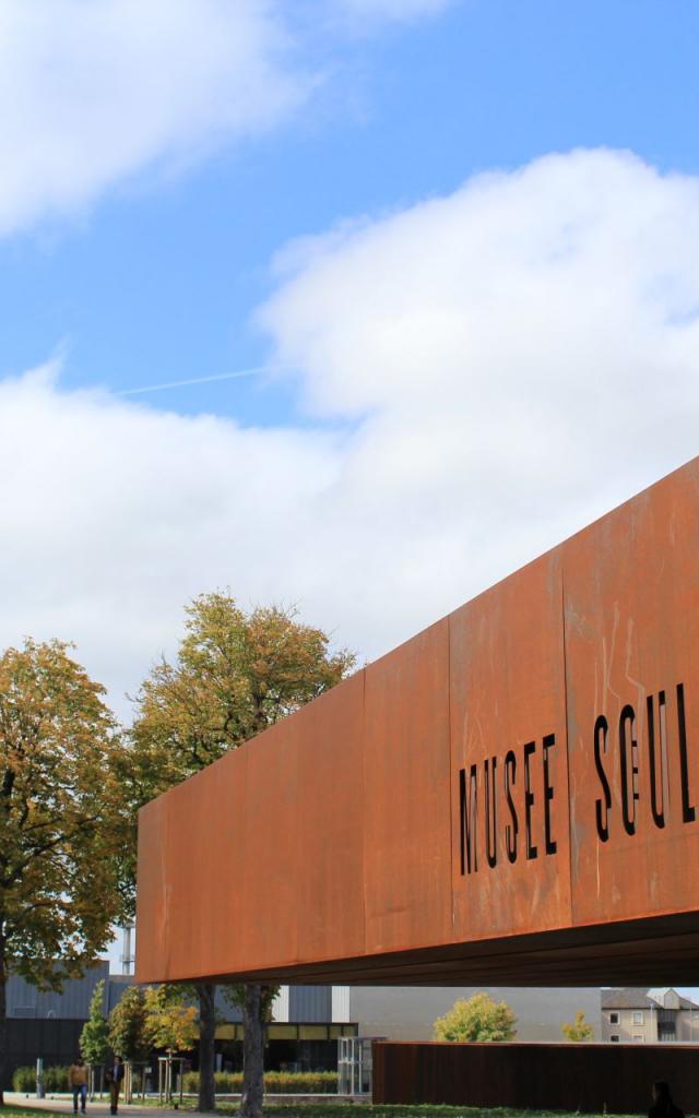 Le musée Soulages dans un jardin