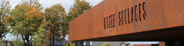 Le musée Soulages dans un jardin