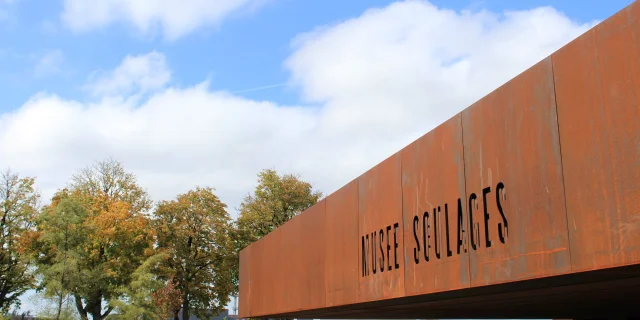 Le musée Soulages dans un jardin