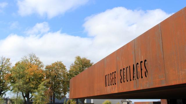 Le musée Soulages dans un jardin