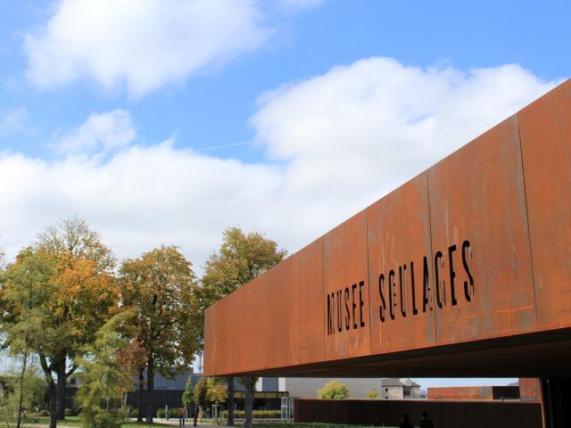 Le musée Soulages dans un jardin