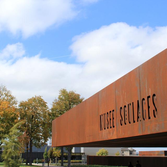 Le musée Soulages dans un jardin