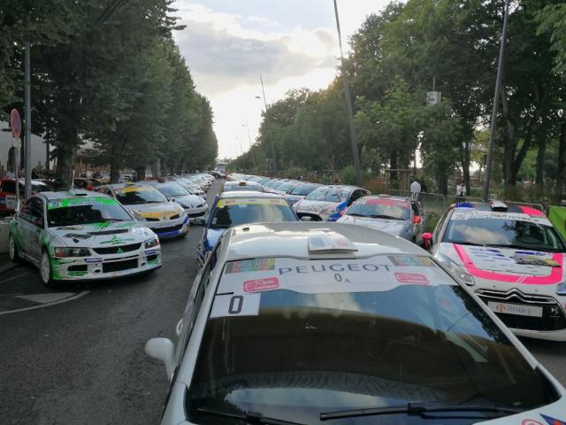 Voitures exposées le long de l'avenue Victor Hugo à Rodez, prêtes pour le Rallye du Rouergue