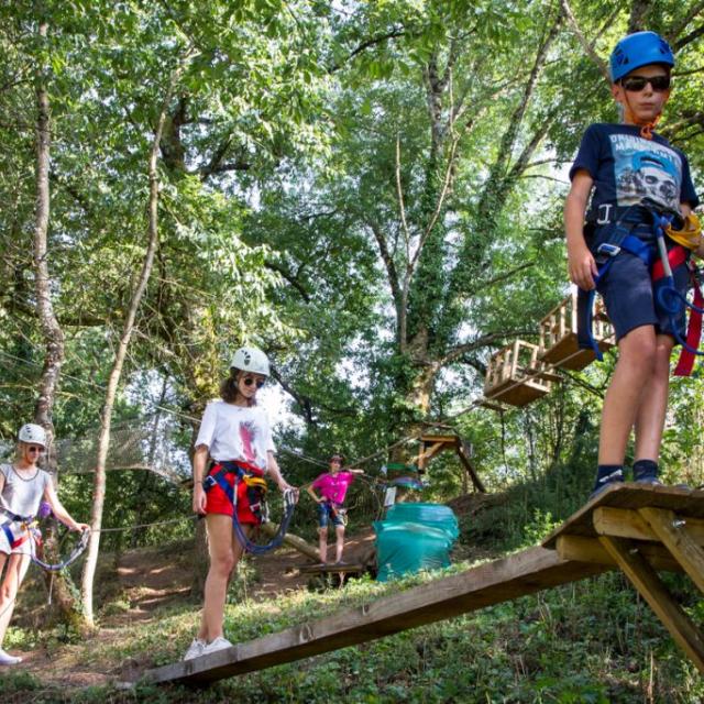 Accrobranche dans les arbres au parc Aventure de Combelles