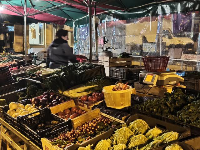 Etals de légumes au marché