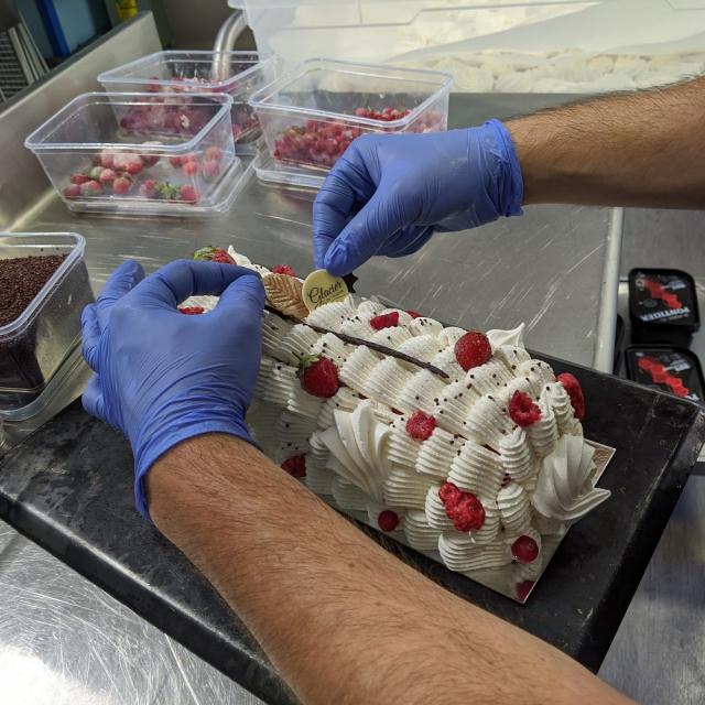 Confection d'un vacherin par le Glacier de l'Aubrac