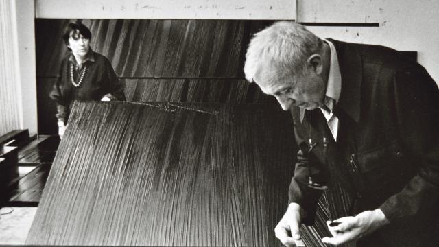 Pierre et Colette Soulages dans l'atelier