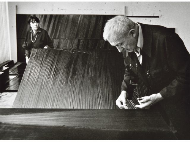 Pierre et Colette Soulages dans l'atelier