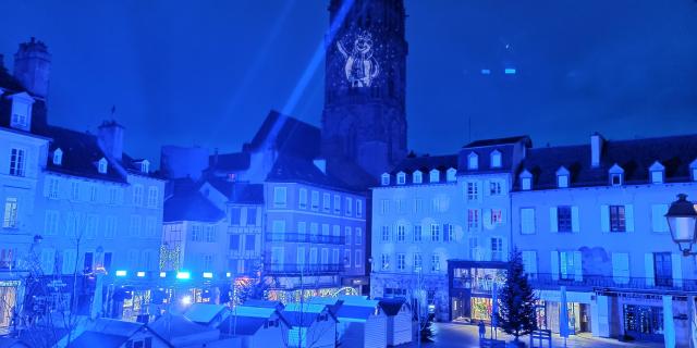 Illuminations de Noël sur le clocher de la cathédrale