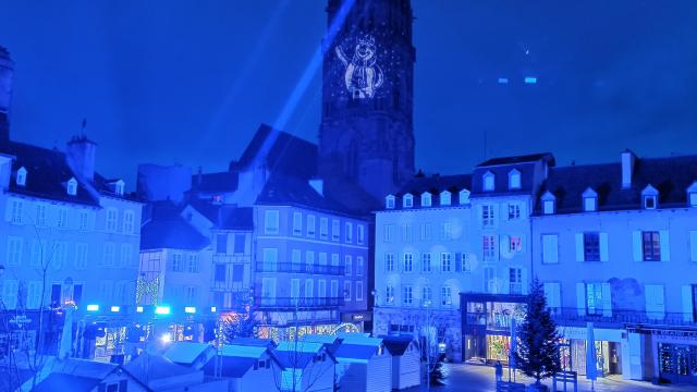 Illuminations de Noël sur le clocher de la cathédrale