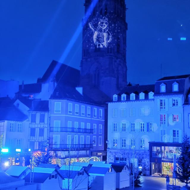 Illuminations de Noël sur le clocher de la cathédrale