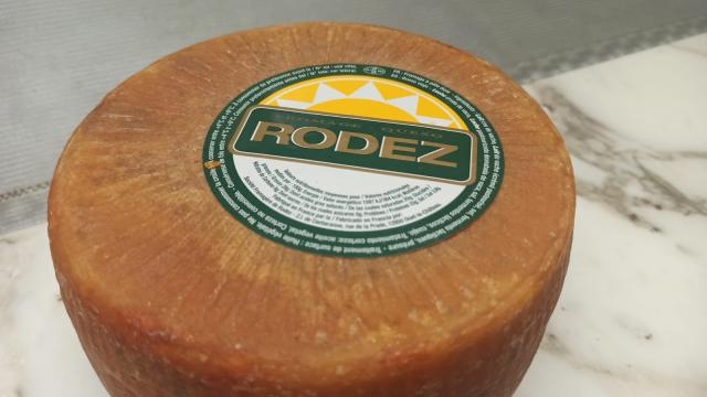 Meule de fromage Le Rodez, avec son étiquette verte et blanche