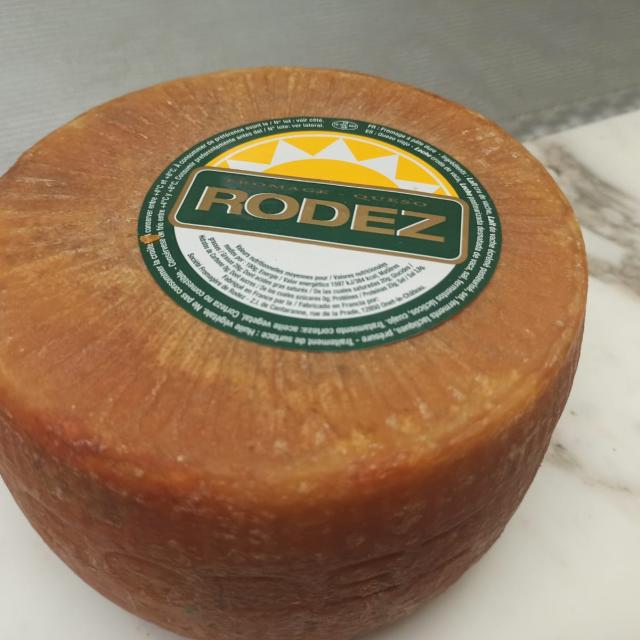 Meule de fromage Le Rodez, avec son étiquette verte et blanche