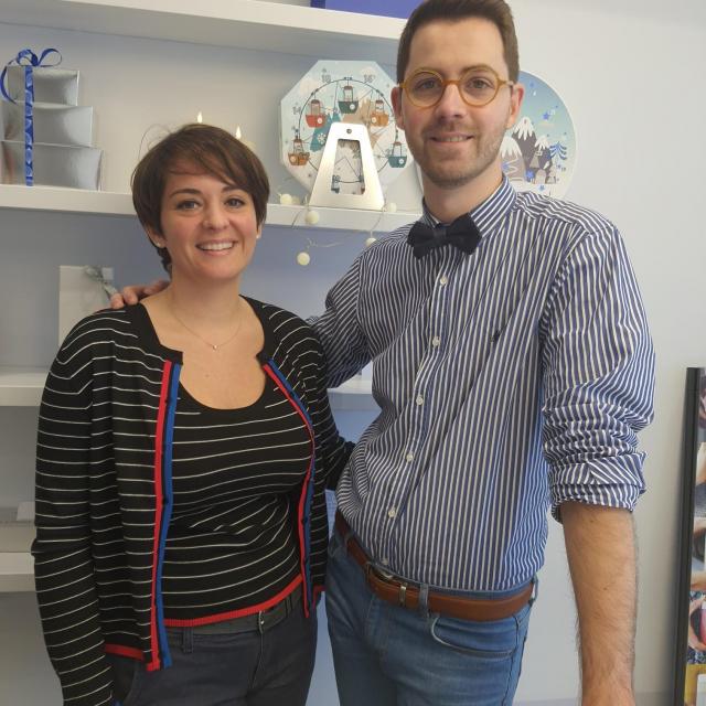 Portrait d'Agnès et Pierre se tenant par la taille, dans leur boutique de chocolats